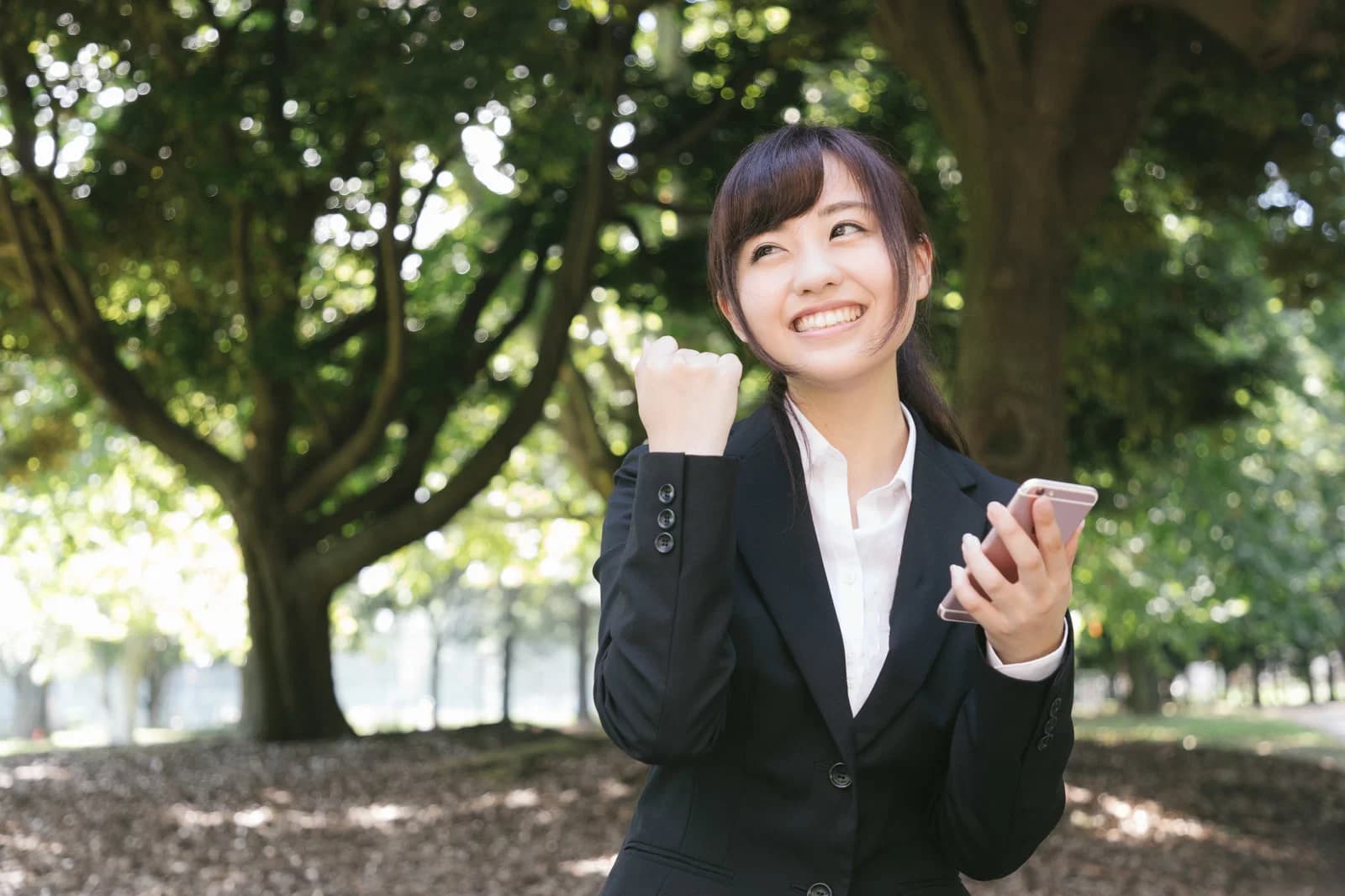 内定の連絡を受けて喜ぶ就活生